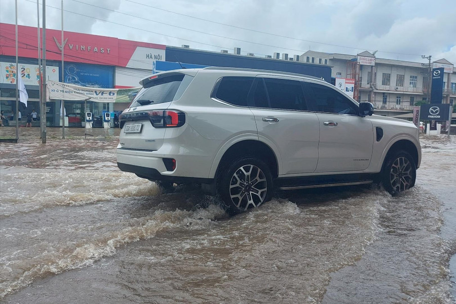 Mưa lớn nhiều tuyến đường ở huyện Thanh Trì, quận Hà Đông ngập sâu
