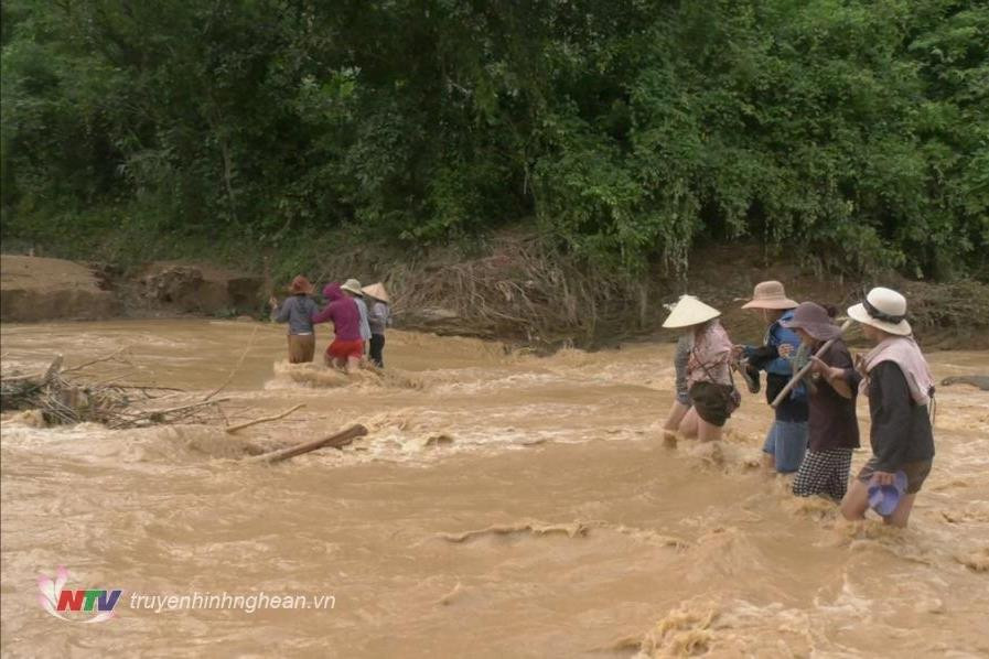 Giao thông miền núi Nghệ An bị chia cắt do lũ