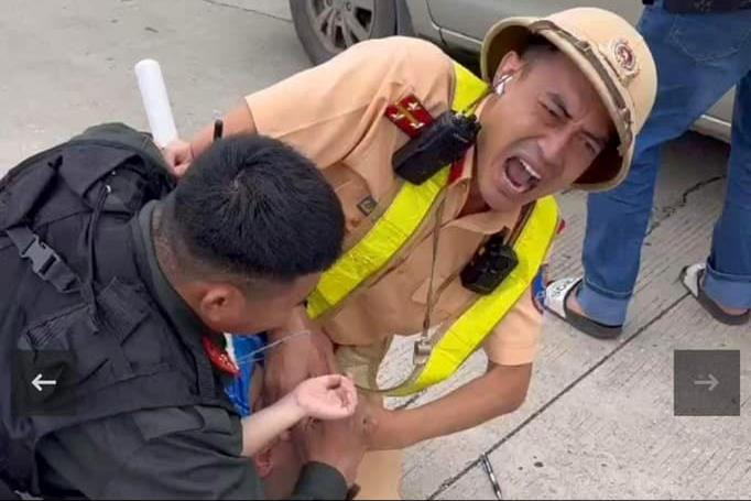 Cảnh sát nén cơn đau cứu sống bé trai co giật