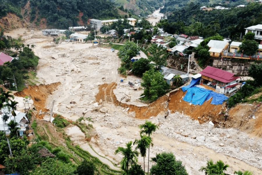 Kiên quyết không cho người và phương tiện qua lại nếu không bảo đảm an toàn