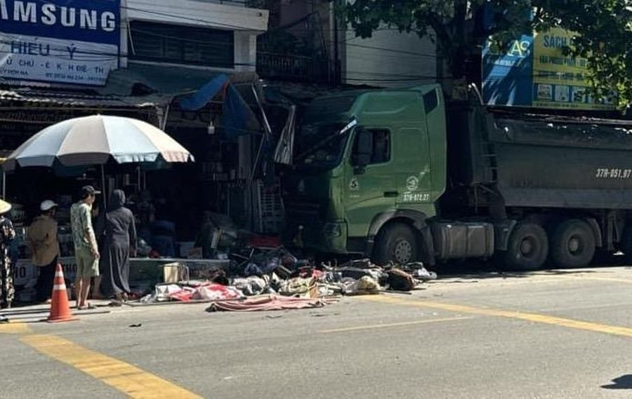 Xe đầu kéo tông thương vong 3 người trên Quốc lộ 48C