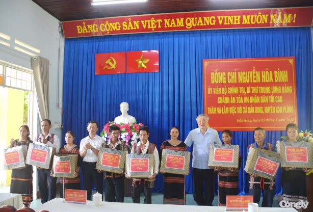 Chánh án Nguyễn Hòa Bình thăm người dân vùng động đất Kon Tum