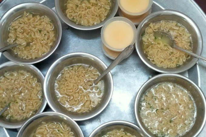 Hà Nội: Đình chỉ cơ sở mầm non cho trẻ ăn bán trú bằng mì tôm