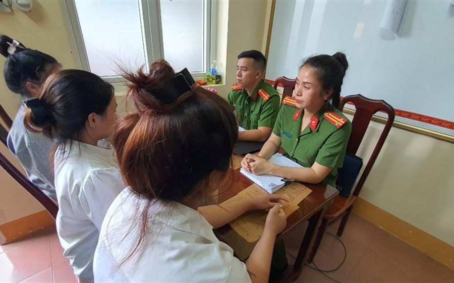 Khởi tố nhóm thiếu nữ bán 2 bé gái vào quán karaoke