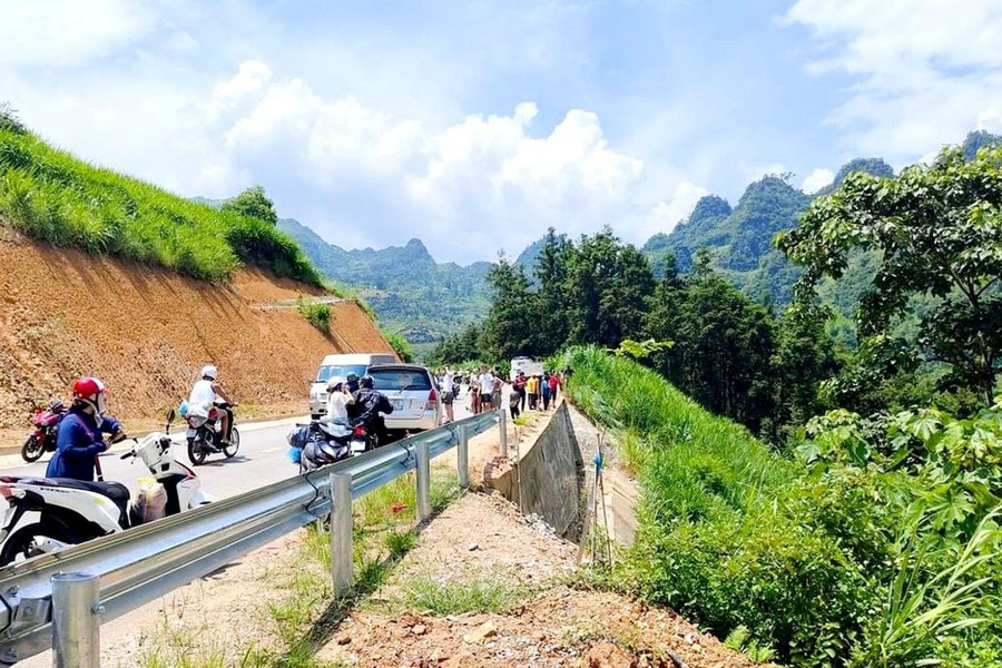 Hà Giang: Ô tô lao xuống vực cháy trơ khung, 2 người thương vong