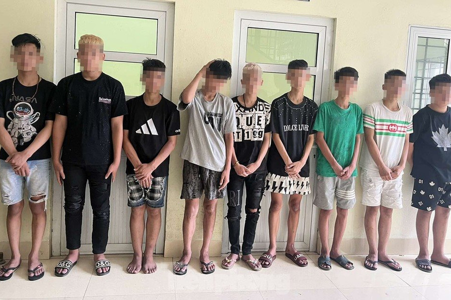 Nhóm thanh thiếu niên có sở thích quái đản "cướp biển số xe"