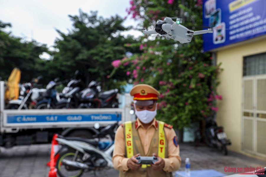 Tài xế ngỡ ngàng ký biên bản phạt vì flycam "soi" lỗi