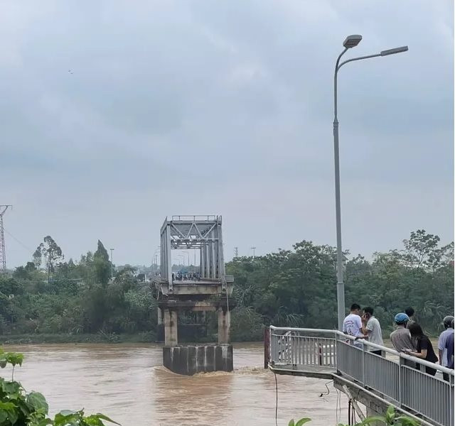 Sập cầu Phong Châu tuổi đời gần 30 năm
