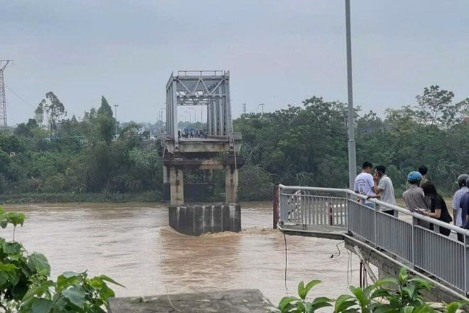 Clip sập cầu Phong Châu: Xác định 10 ô tô, 2 xe máy và 13 người bị nước cuốn trôi