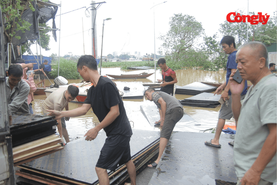 Cận cảnh mực nước sông Hồng lên nhanh