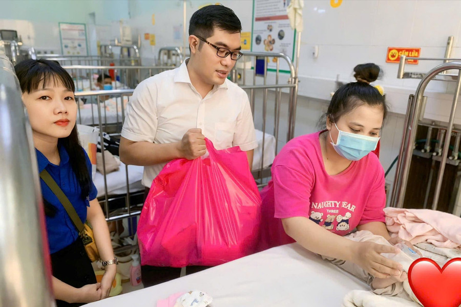 TAND Quận 1 thăm, tặng quà hai trẻ bị bạo hành tại Mái ấm Hoa Hồng