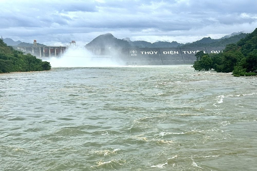 Đóng tiếp 1 cửa xả đáy hồ thủy điện Tuyên Quang lúc 15h ngày 11/9