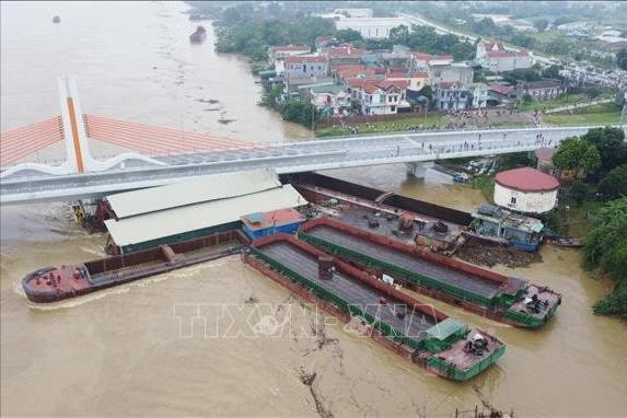 Phối hợp xử lý tàu thuyền trôi dạt tự do qua địa bàn Hà Nội