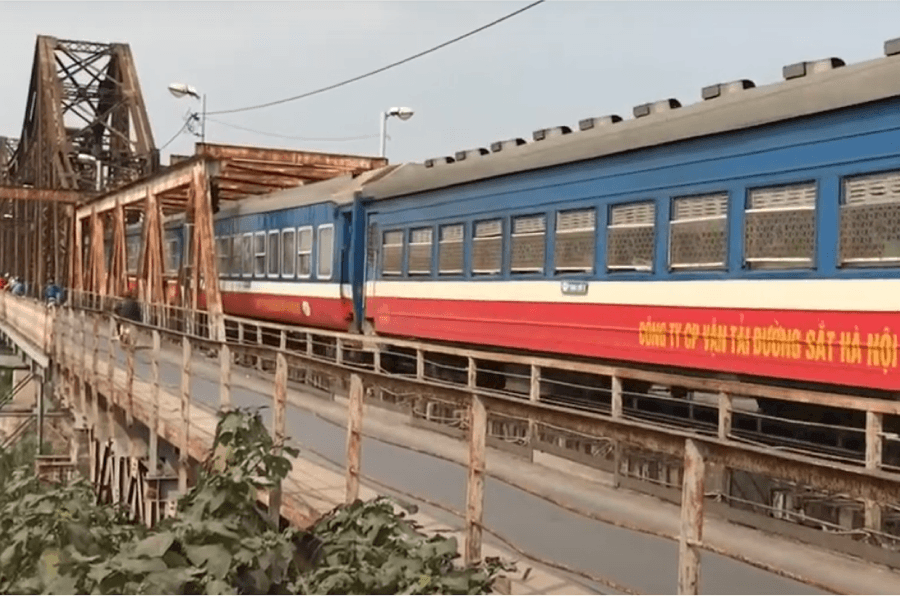 Tàu hỏa chạy trở lại qua cầu Long Biên và cầu Đuống