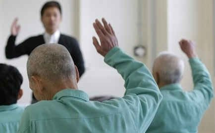 Hiểu thế nào là 'người già yếu' trong pháp luật hình sự?