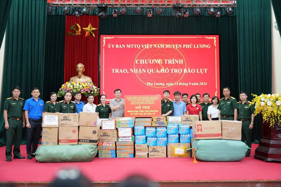 Quân đội và doanh nghiệp chung tay cứu trợ đồng bào lũ lụt