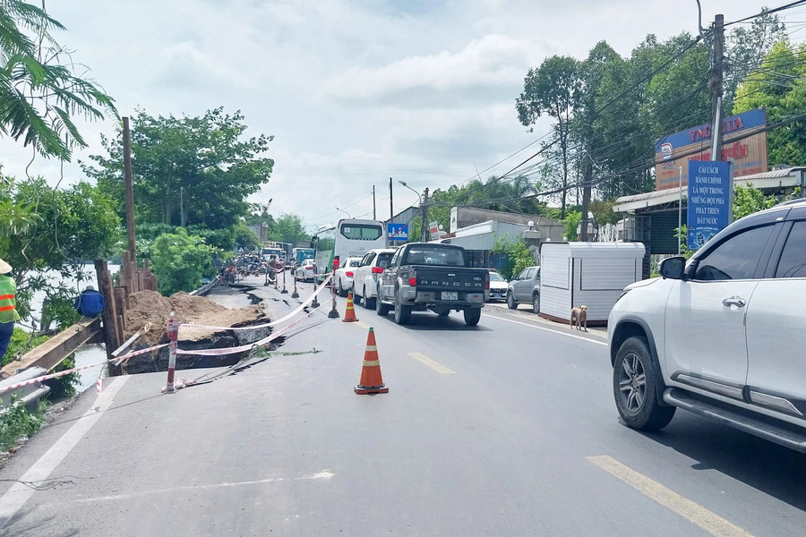 Khắc phục sạt lở trên Quốc lộ 80 trong quý IV/2024