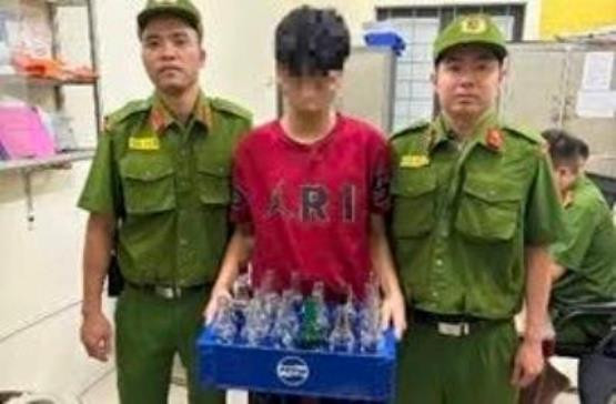 Giữ nhóm tụ tập ném chai thủy tinh vào người đi đường