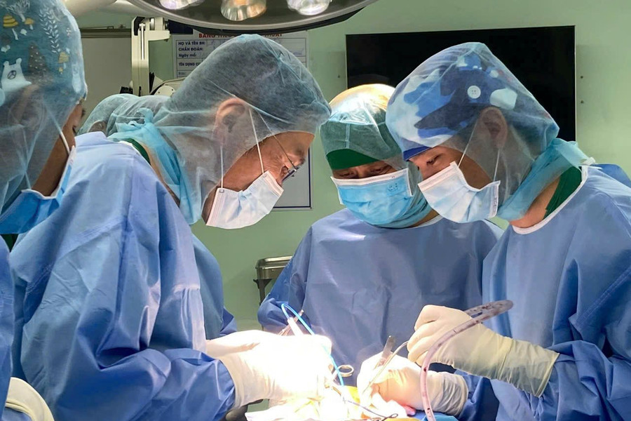 Phẫu thuật thành công cho cụ ông gần 100 tuổi bị gãy xương, đa bệnh nền