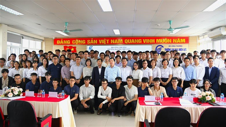 Khơi đam mê của sinh viên Khoa Kỹ thuật điện Đại học Điện lực