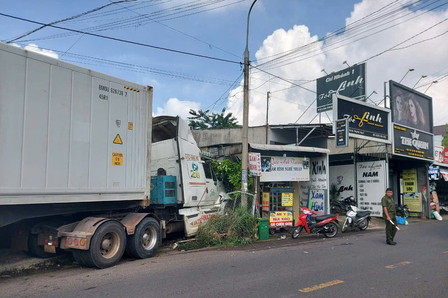 Đụng ô tô tải, xe container lao vào nhà ven đường