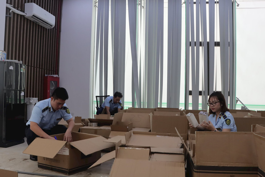 Tạm giữ hơn 10.000 chai nước hoa không rõ nguồn gốc bán trên tài khoản Tiktok “Phan Thủy Tiên”