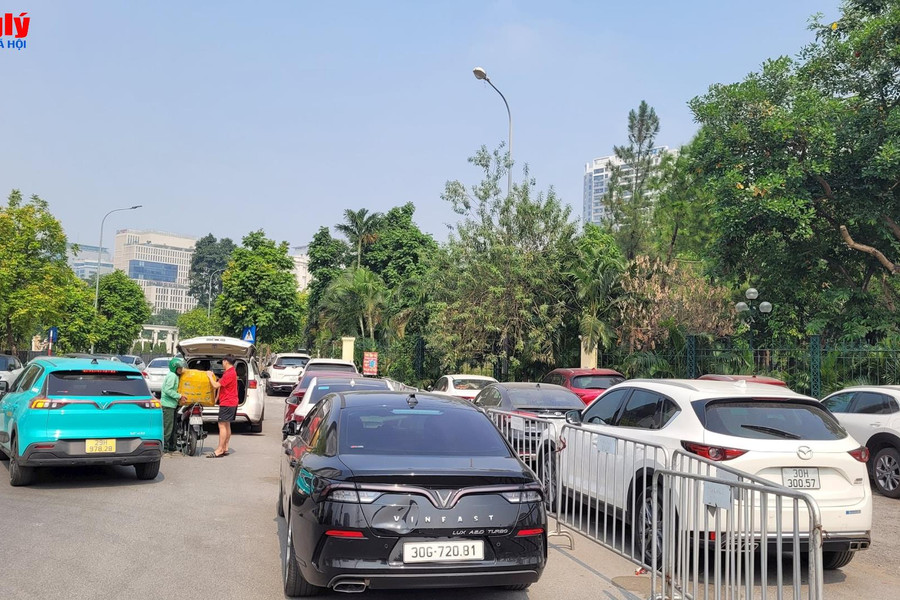 Ô tô, bãi xe “bủa vây” lòng đường, vỉa hè phường Dịch Vọng
