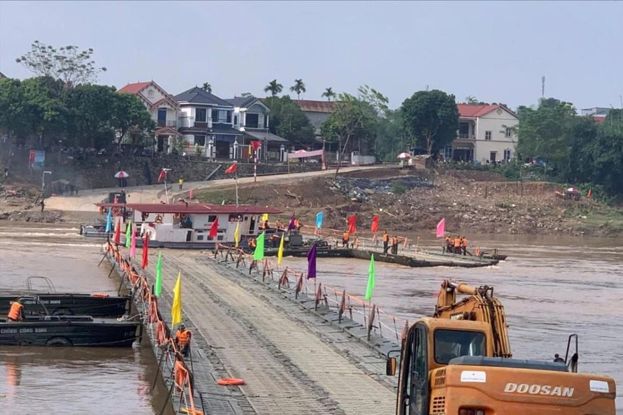 Cắt khẩn cấp cầu phao Phong Châu