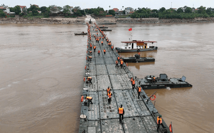 Khẩn cấp cắt cầu phao Phong Châu do lưu tốc nước lên cao