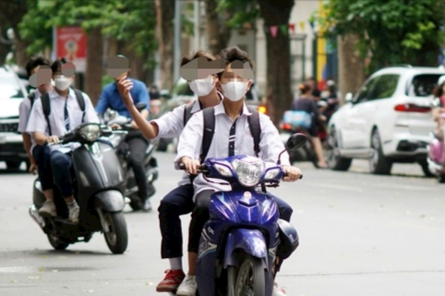 Tiềm ẩn nguy cơ mất an toàn giao thông do học sinh điều khiển xe máy không bằng lái