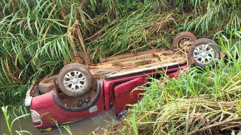 Xe bán tải lao xuống mương, 5 người thương vong