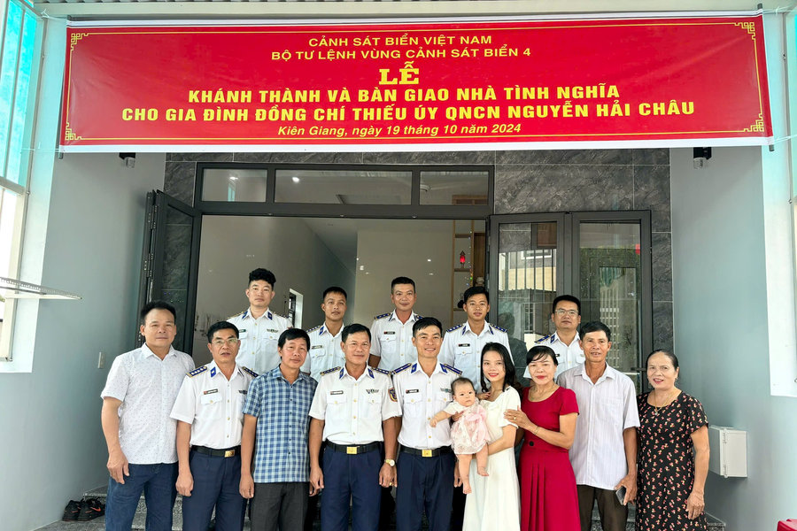 Bàn giao nhà tình nghĩa cho quân nhân có hoàn cảnh khó khăn