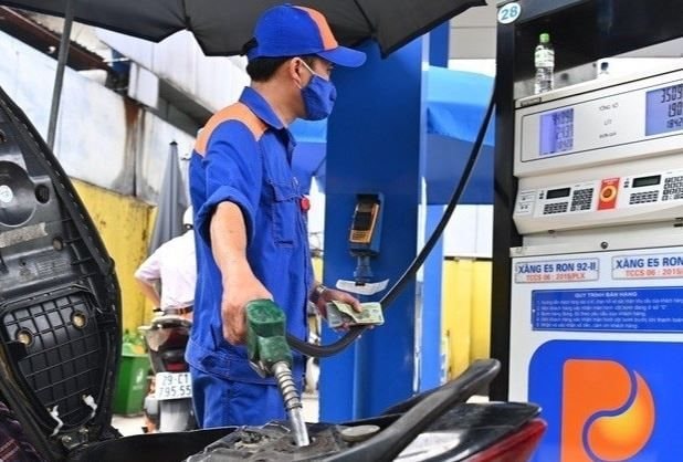 Tăng lần thứ hai liên tiếp, giá xăng vượt 20.000 đồng mỗi lít