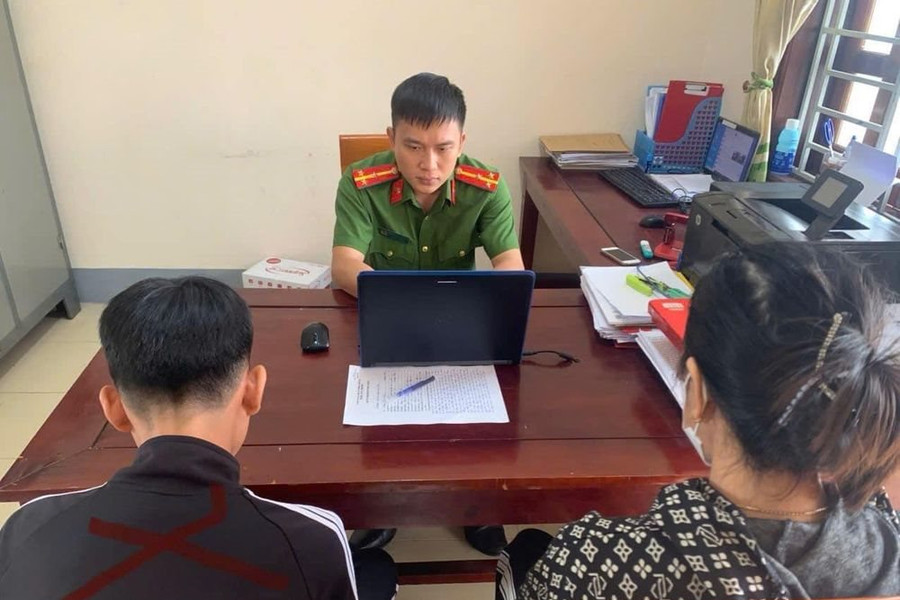 Khởi tố nam sinh ép bạn ăn đất, hút thuốc