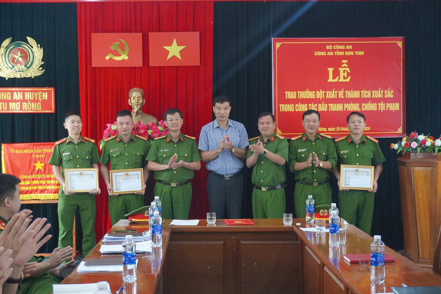 Khen thưởng đột xuất tập thể, cá nhân có thành tích điều tra vụ trộm cắp sâm Ngọc Linh