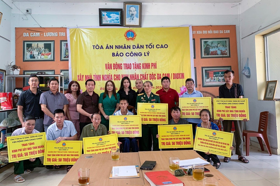 Báo Công lý trao tặng kinh phí xây dựng 08 căn nhà tình nghĩa cho các nạn nhân dioxin tại tỉnh Bắc Giang
