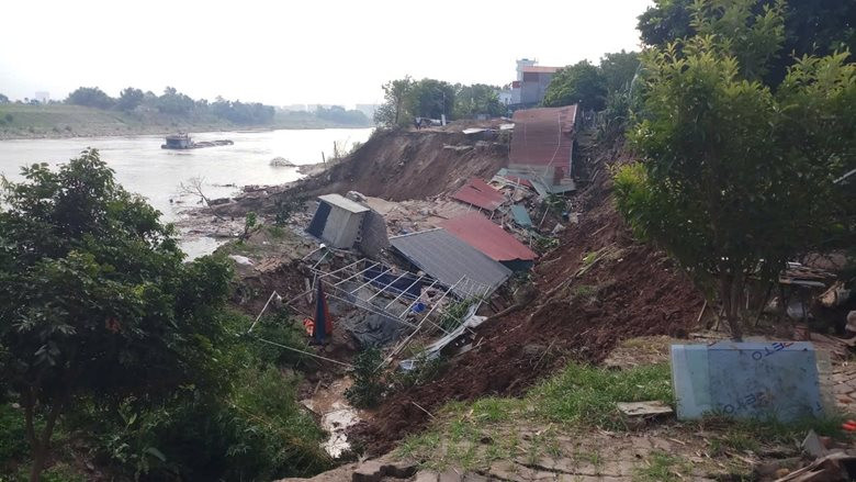 Hà Nội: Sạt lở kéo hàng nghìn m2 đất và nhà ở chìm dưới lòng sông Đuống