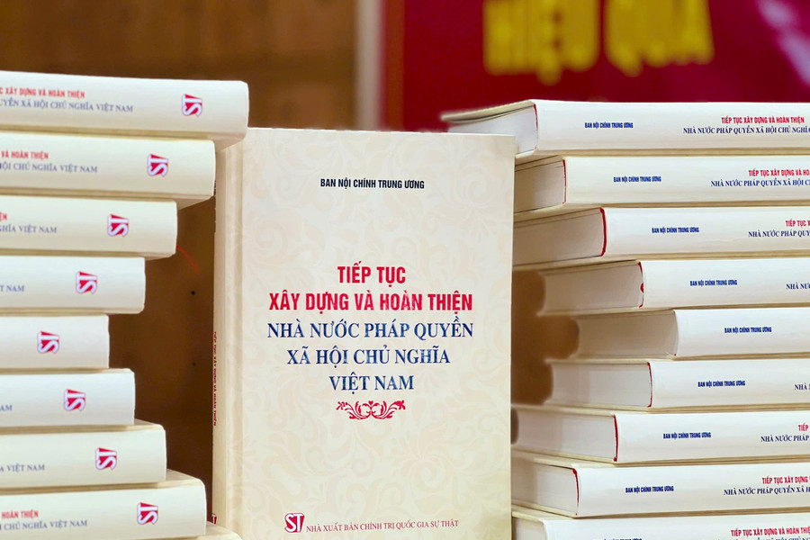 Ra mắt cuốn sách "Tiếp tục xây dựng và hoàn thiện Nhà nước pháp quyền XHCN Việt Nam"
