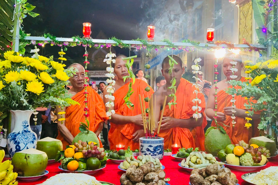 Trang trọng nghi lễ cúng trăng của đồng bào Khmer Nam Bộ