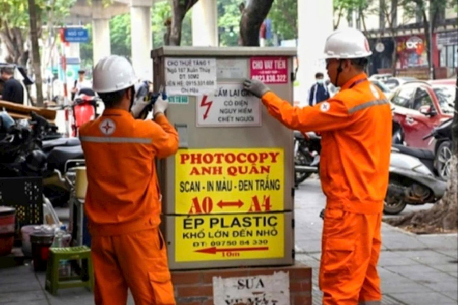 Rủi ro quảng cáo rao vặt dán trên tủ điện