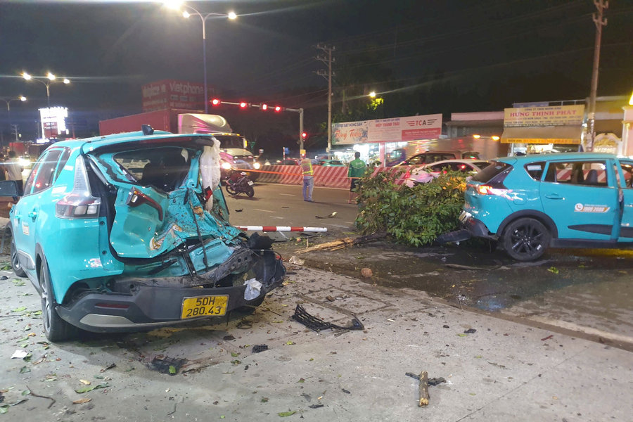 Taxi tông liên hoàn, xe hư hại nằm la liệt