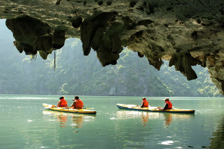 Doanh nghiệp lao đao khi huyện đột ngột cấm chèo kayak tại Cát Bà