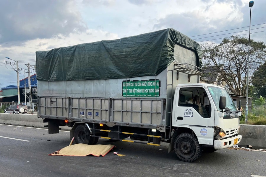 Vợ chồng mất mạng do motor trượt vào làn ô tô