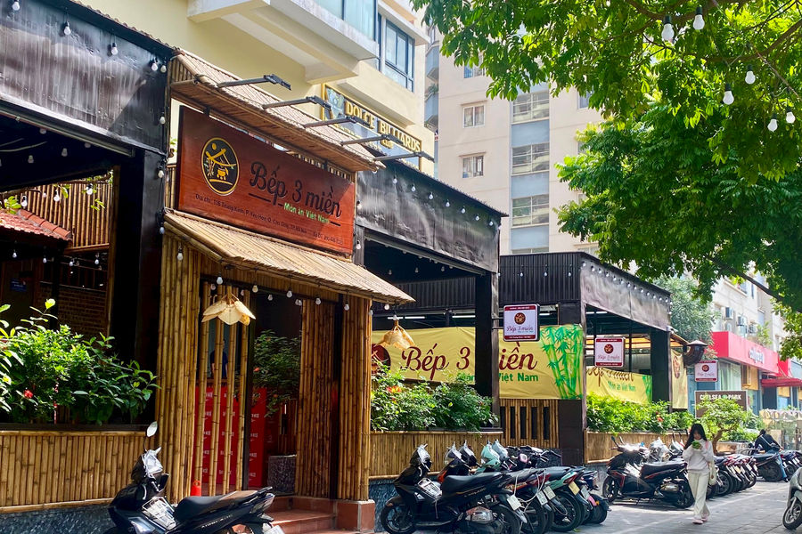 Phường Yên Hòa (quận Cầu Giấy): Nhà hàng  lấn chiếm hành lang tòa nhà để kinh doanh