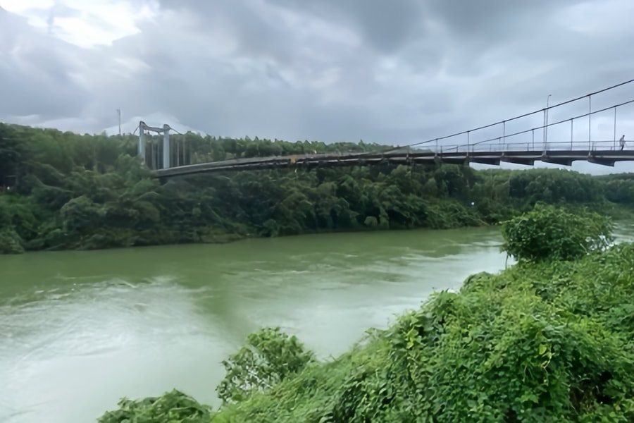 Xe chở rác rơi khỏi cầu treo ở Huế, 2 thi thể được tìm thấy