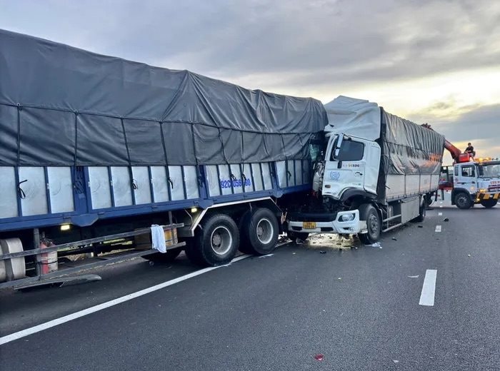 Va chạm trên cao tốc, một người mắc kẹt trong cabin