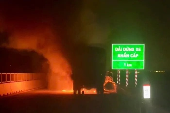 Xe tải bốc cháy ngùn ngụt trên cao tốc Vĩnh Hảo - Phan Thiết
