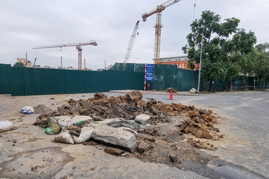 Long Biên - Hà Nội: Chung cư đang thi công bị sụp móng, một đoạn đường bị ‘xẻ làm đôi’