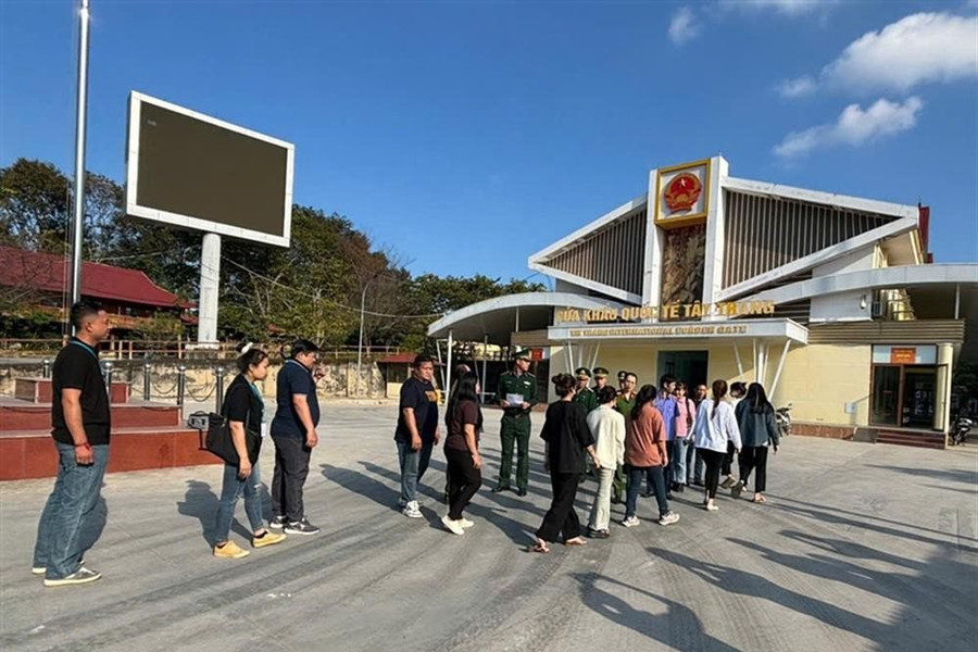 Triệt phá đường dây mua, bán người đưa sang Lào