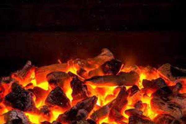 Đốt than sưởi ấm trong phòng kín khiến cả nhà 4 người nhập viện cấp cứu